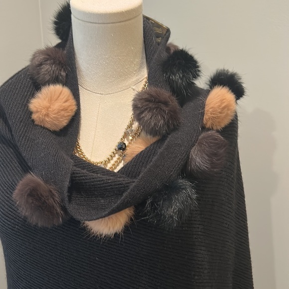 Formal black wrap with rabbit fur trim - Picture 6 of 6